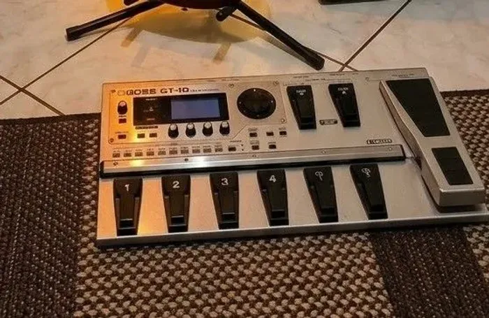 Boss GT-10 (Processador de efeitos para guitarra)