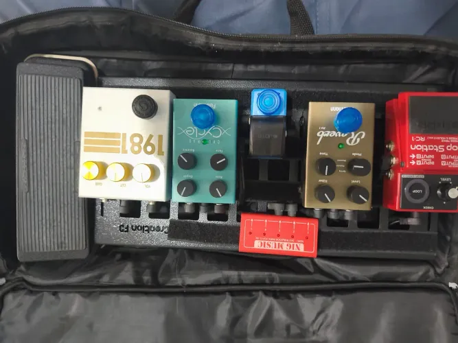 Set de pedais para guitarra vendo ou troco por receiver do meu interesse.