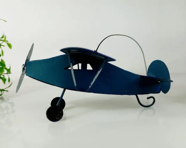 Miniatura Antiga de Avião em lata.