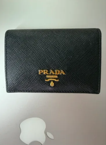 carteira prada saffiano metal bi-fold preta. original