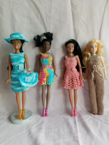 Roupinhas para bonecas Barbie