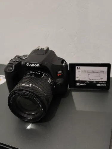 Canon SL3 com 2.500 cliques, na garantia