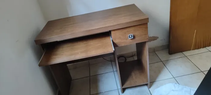 Escrivaninha para computador com gaveta