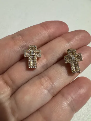 Brincos dourados de cruz com pedras brancas brilhantes