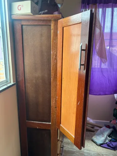 Guarda-roupa de madeira