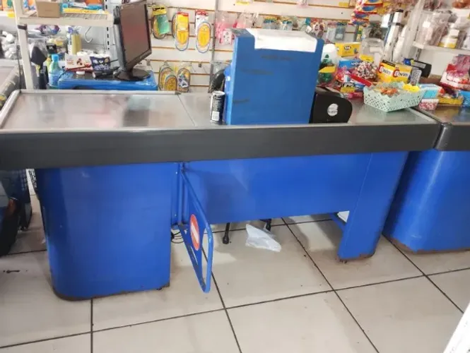 Balcão Caixa, para atendimento, já com uma balança integrada.