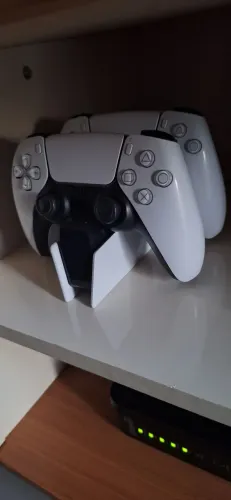 Ps5 com 2 controles, carregador do próprio ps5 que carrega os dois controles