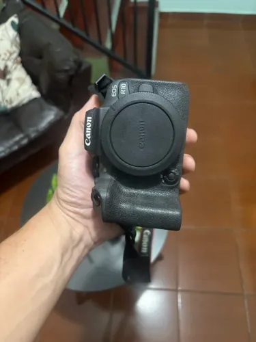 Câmera Canon R10