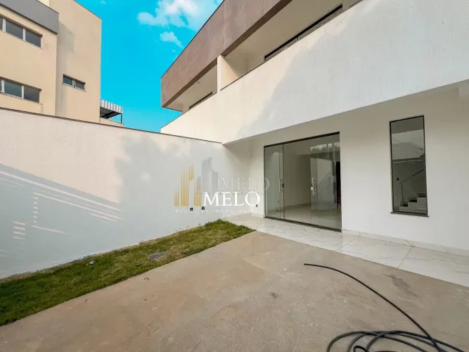 Belíssima Casa Geminada à Venda no Santa Amélia por R$680.000,00