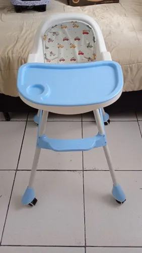 Kit bebê conforto, e cadeirinha de alimentação.