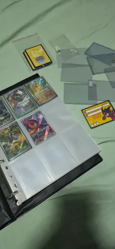 Fichario para 306 cartas pokemon com cartas boas