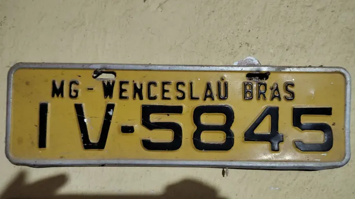 Antiga placa de carro amarela 