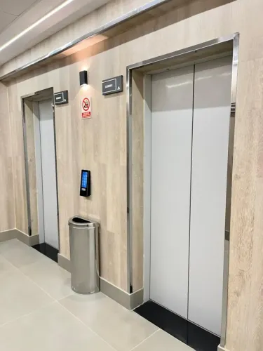 Alugo Linda Sala comercial na Alcindo Cacela, Prédio novo com 30m² no Ed. Arya Tower