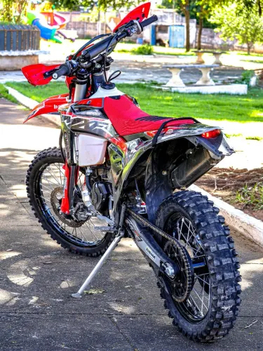 Moto zera , pouco rodada está em ótimas condições e só pegar e andar?