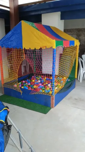 Cama elástica e piscina de bolinha 
