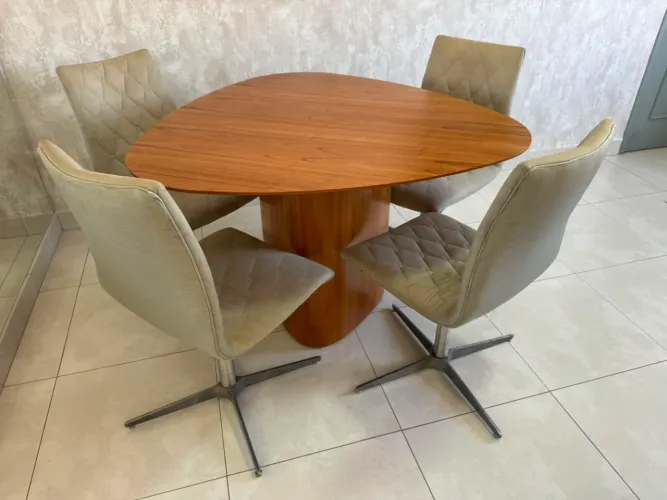 Mesa com quatro cadeiras