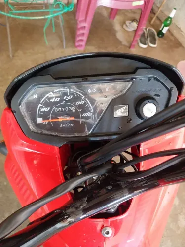 Vede se moto pop 110 es