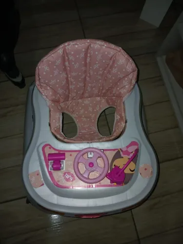 Andador de bebê rosa, pouquíssimo tempo de uso