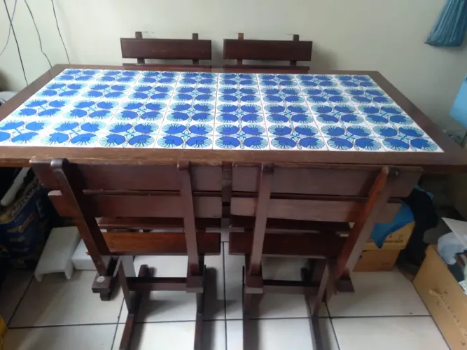 Mesa rustica madeira de lei, tampo azulejos, 4 cadeiras, Anos 80, 1,35 x 0,75. Raridade. 