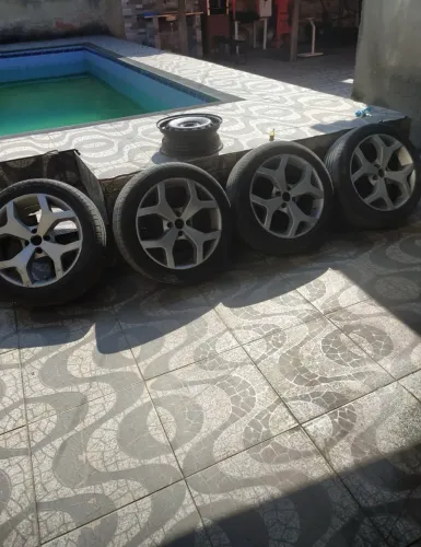 Vendo rodas aro 17 4x100 dois pneus bons e dois meia vida