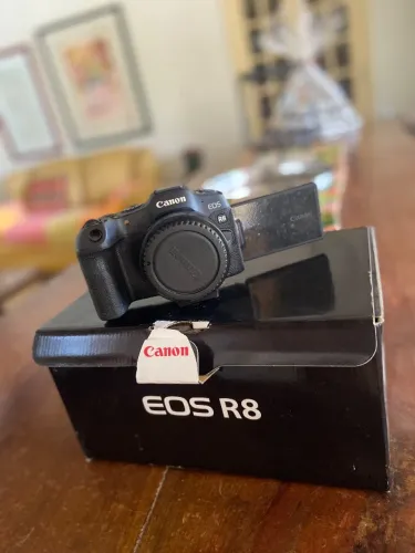 Canon EOS R8 Full Frame (Pouquíssimos Clicks) + 2 Baterias + NF e Caixa - Impecável