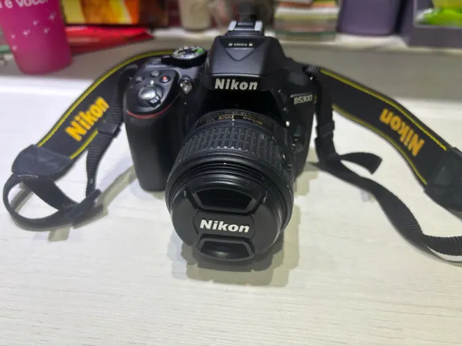 Câmera DSLR Nikon D5300 + Lente 18-55mm VR II + Caixa e Bolsa