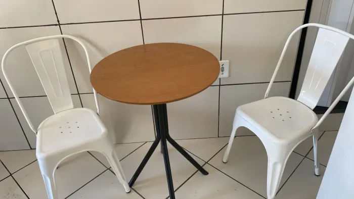 Sorveteria de sorvete na chap com duas máquinas na chapa