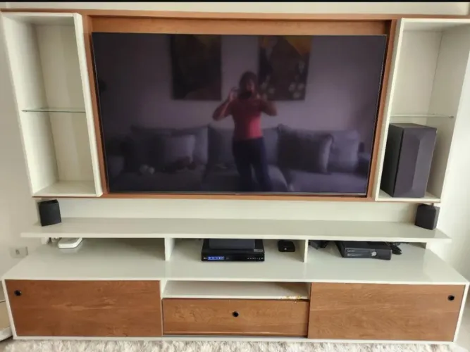 Painel com rack para TV 65 polegadas.