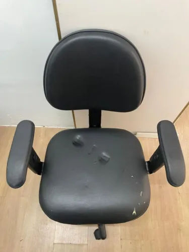 Cadeira de escritório ergonômico, ajuste no acento e encosto.