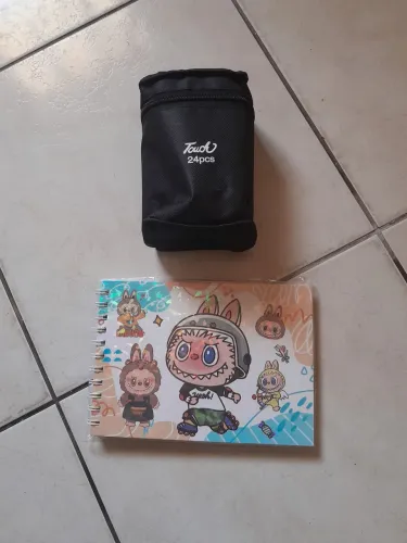 Caderno(labubu)+Canetinhas(24 cores)