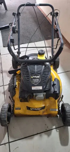 Maquina de cortar grama a gasolina
