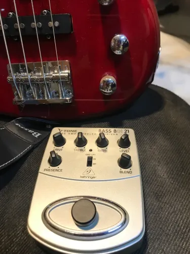 Contrabaixo vermelho com pedal