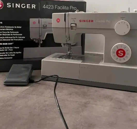 Máquina Singer Facilita Pro 4423 - Seminova