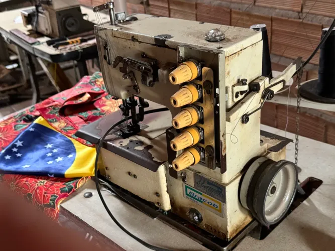 Máquina de Costura (Bracob 4000-5)