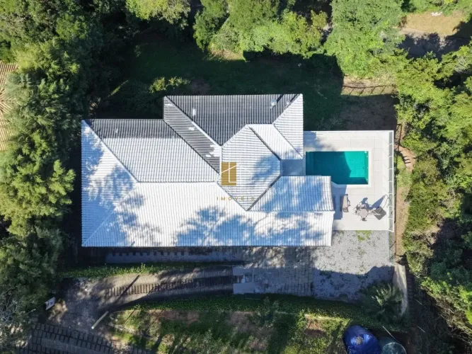 Casa Exclusiva no Highland Place | 400m², 4 Suítes, Piscina, Sauna e Fácil Acesso à BR-040