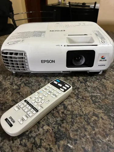 Projetor Epson PowerLite S17 - Brilho de 2700 Lumens + HDMI