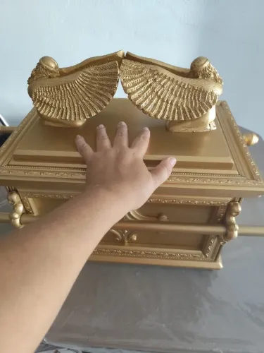 Arca da aliança em perfeito estado na caixa toda de madeira pintada de dourado tamanho g