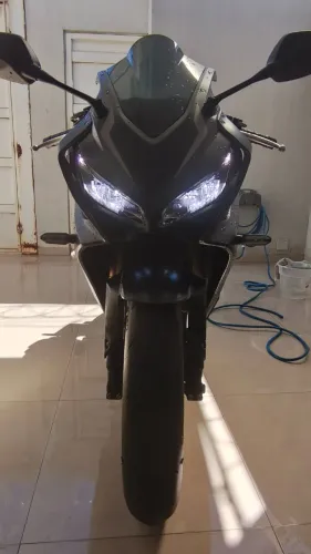 CBR 650R 2022 - Extremamente nova !