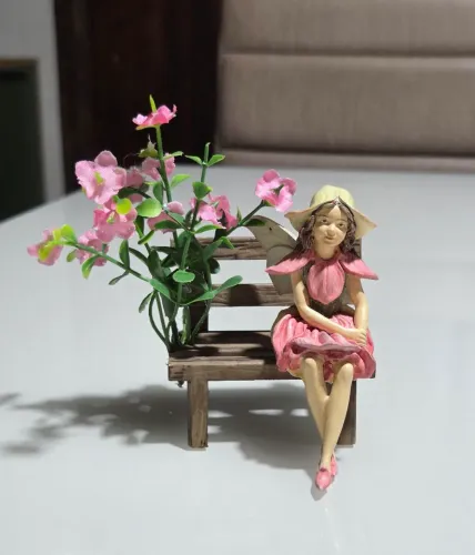 Adorno decorativo com boneca de fada sentada comprado na Holanda
