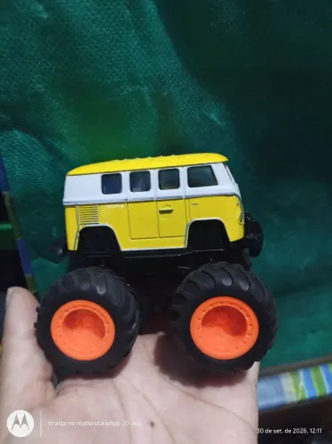 Kombi monster truck gira 360 graus a fricção