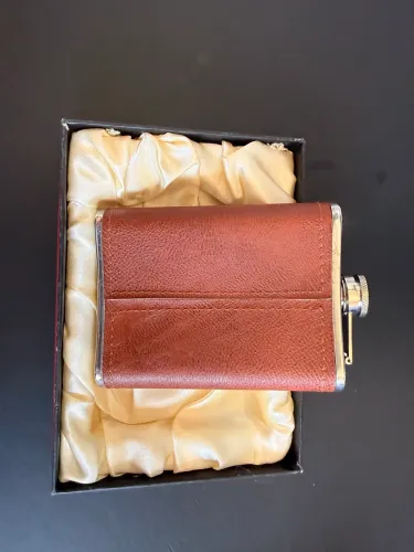 Cantil de bolso em aço inox 8oz com acabamento em couro - elegante