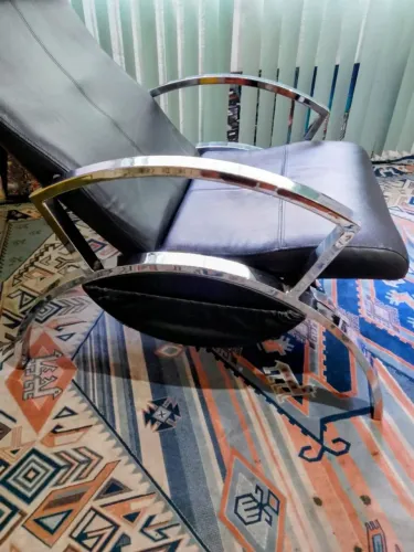 Poltrona italiana com banqueta.