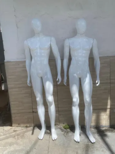 VENDO 2 MANEQUINS DE FIBRA
