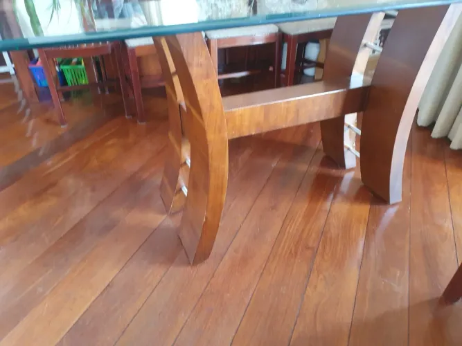 Mesa de vidro com suporte de madeira maciça