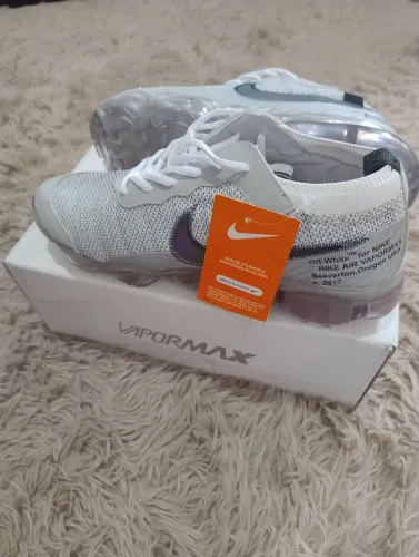 Vendo tênis masculino vapor Max novo,N° 41, refletivo no escuro, aceito cartão..