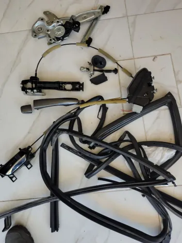 Peças da porta dianteira e traseira lado esquerdo kicks
