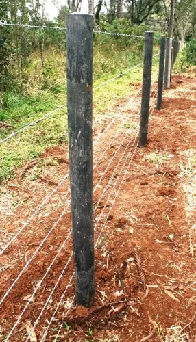 Palanque ou mourão de plástico reciclado.
