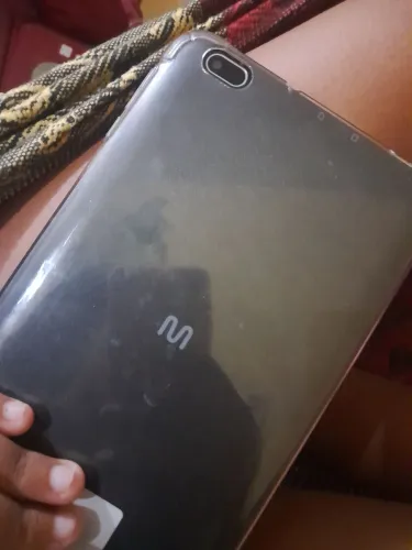 Tablet poucos meses de uso com carregador e capinha