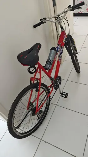 Bicicleta The Best Mountain Bike Raccer Vermelha 18 Marchas Aro 26 com Acessórios