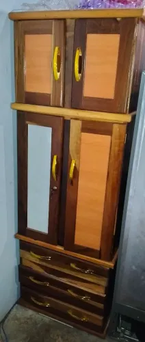 Vende se guardar roupa semi novo.